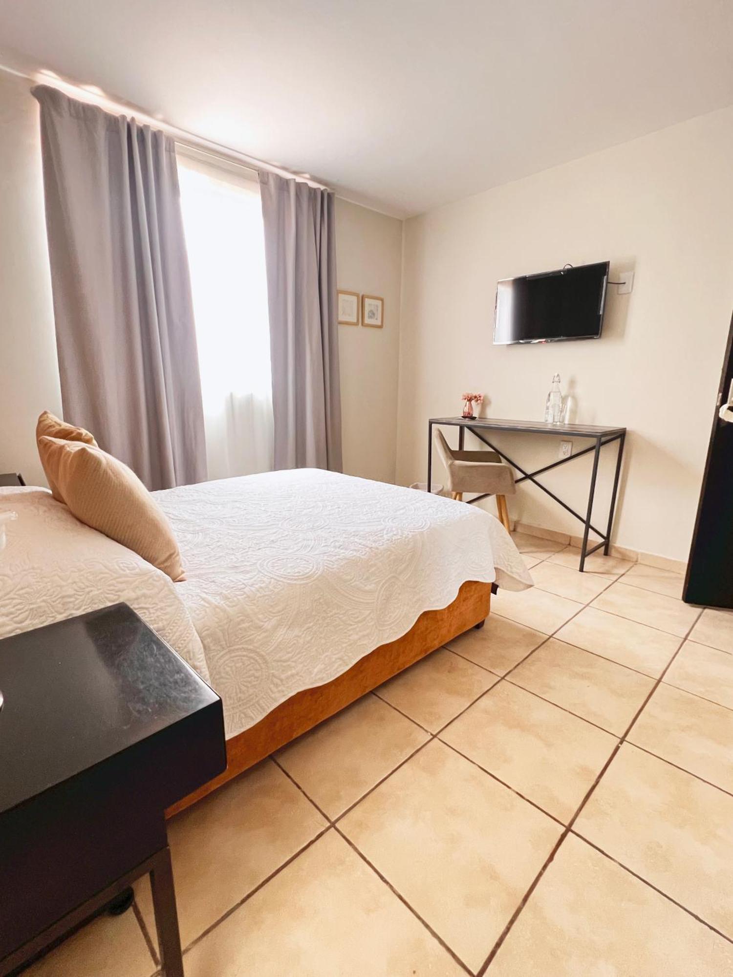 Suites ciento 37 León Exterior foto