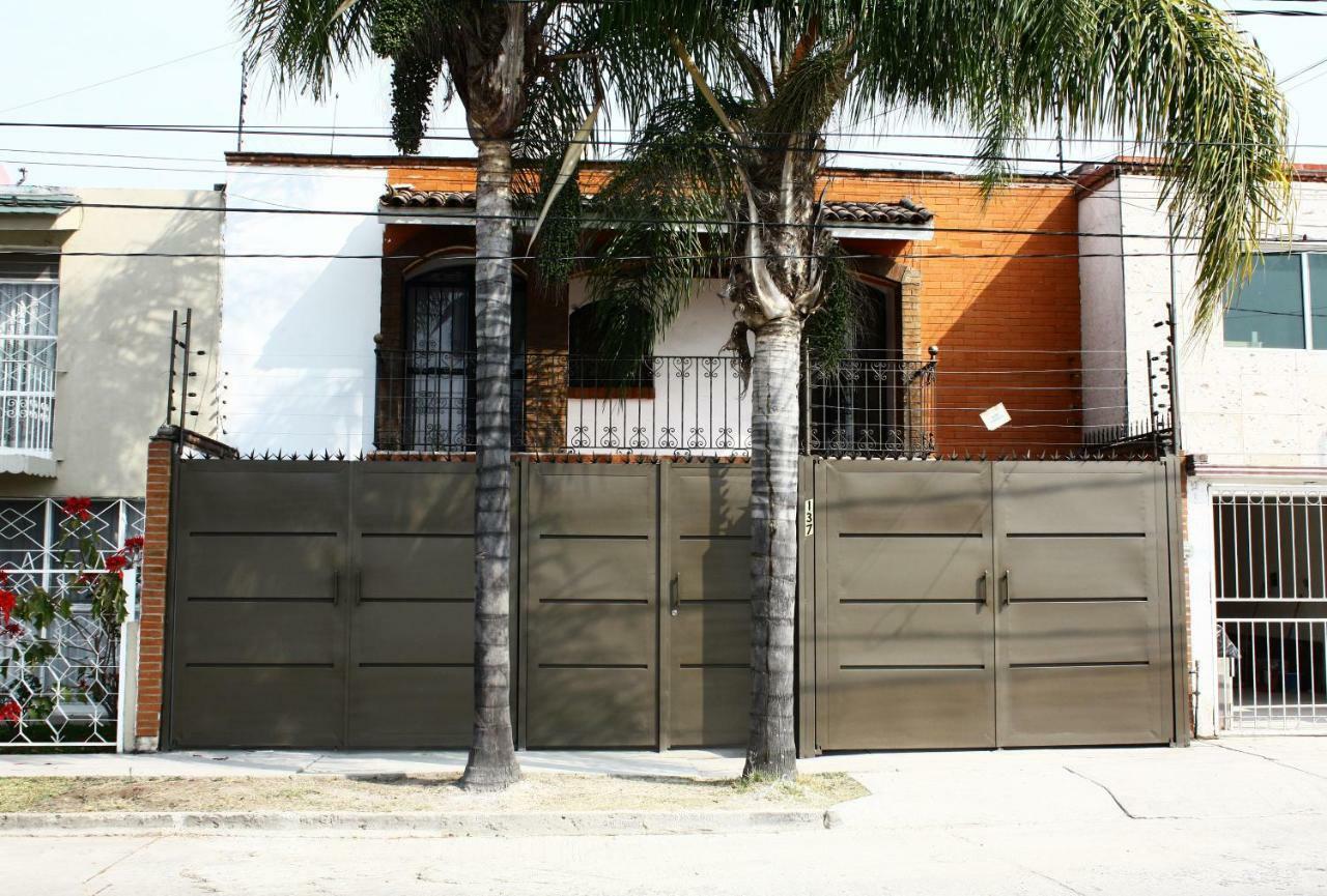 Suites ciento 37 León Exterior foto