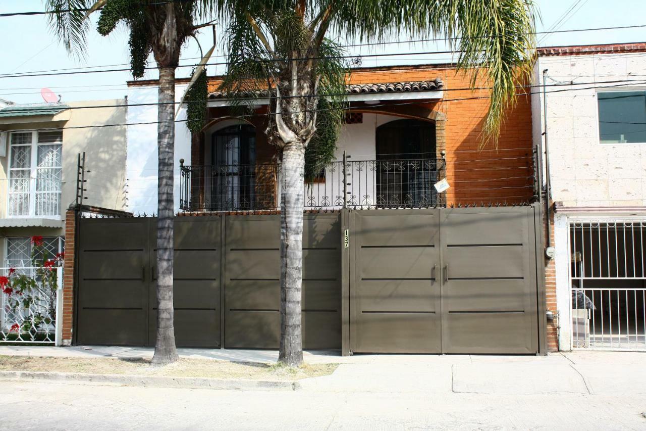 Suites ciento 37 León Exterior foto